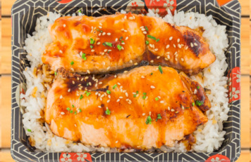 Arroz con Salmón Teppanyaki